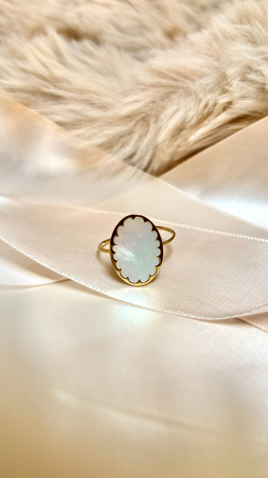 Bague doré avec émail blanc