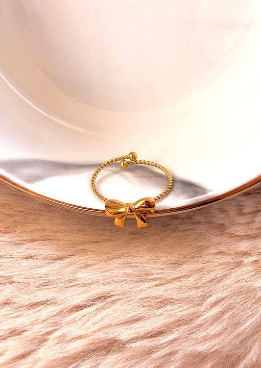 Bague avec un fin anneau torsadé