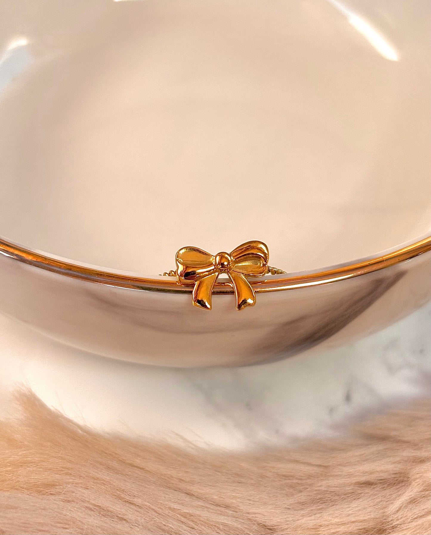 Bague avec un noeud papillon