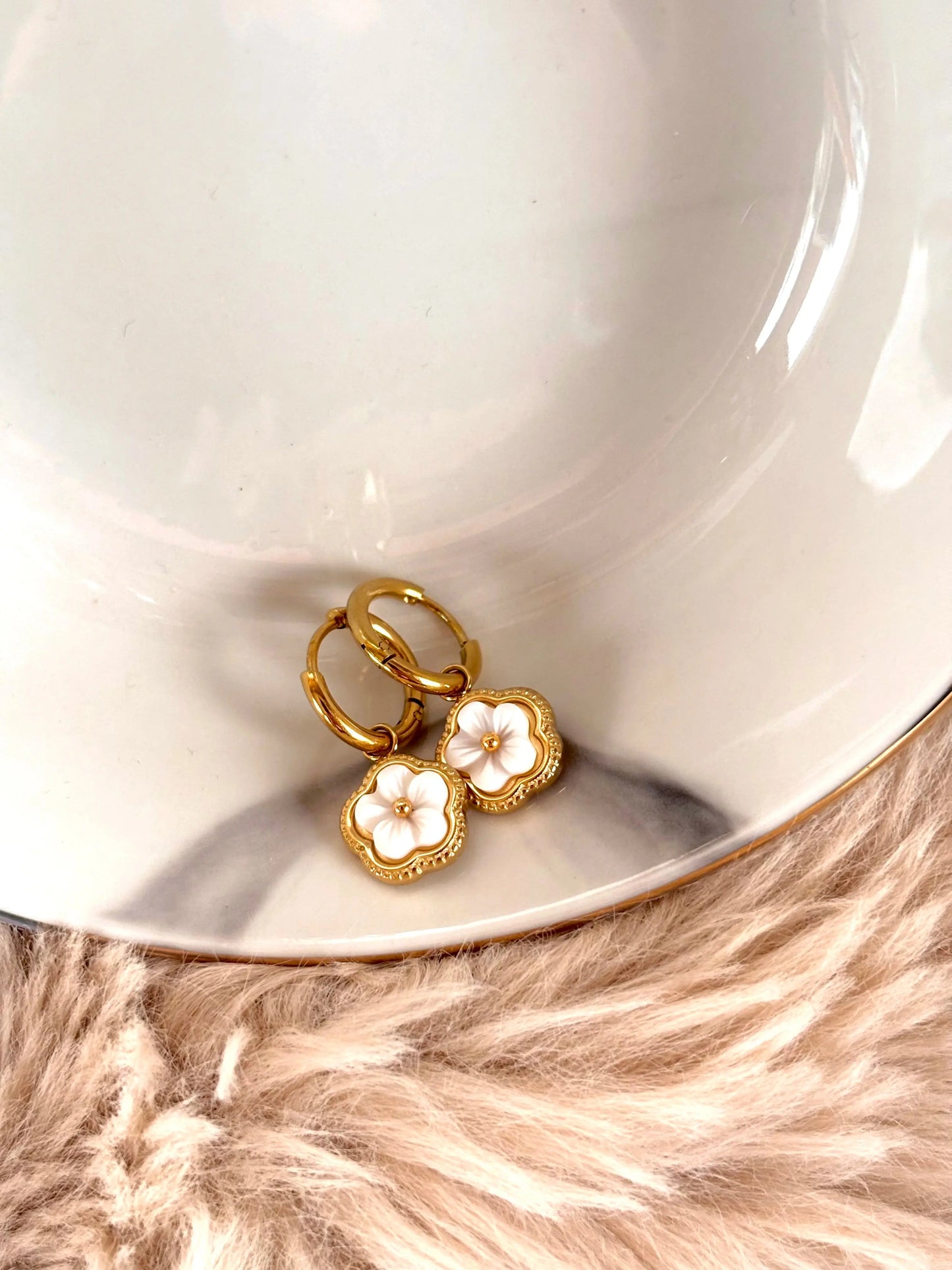 boucles d'oreilles avec fleur en nacre