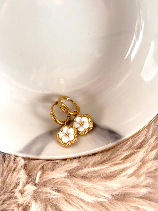 boucles d'oreilles avec fleur en nacre