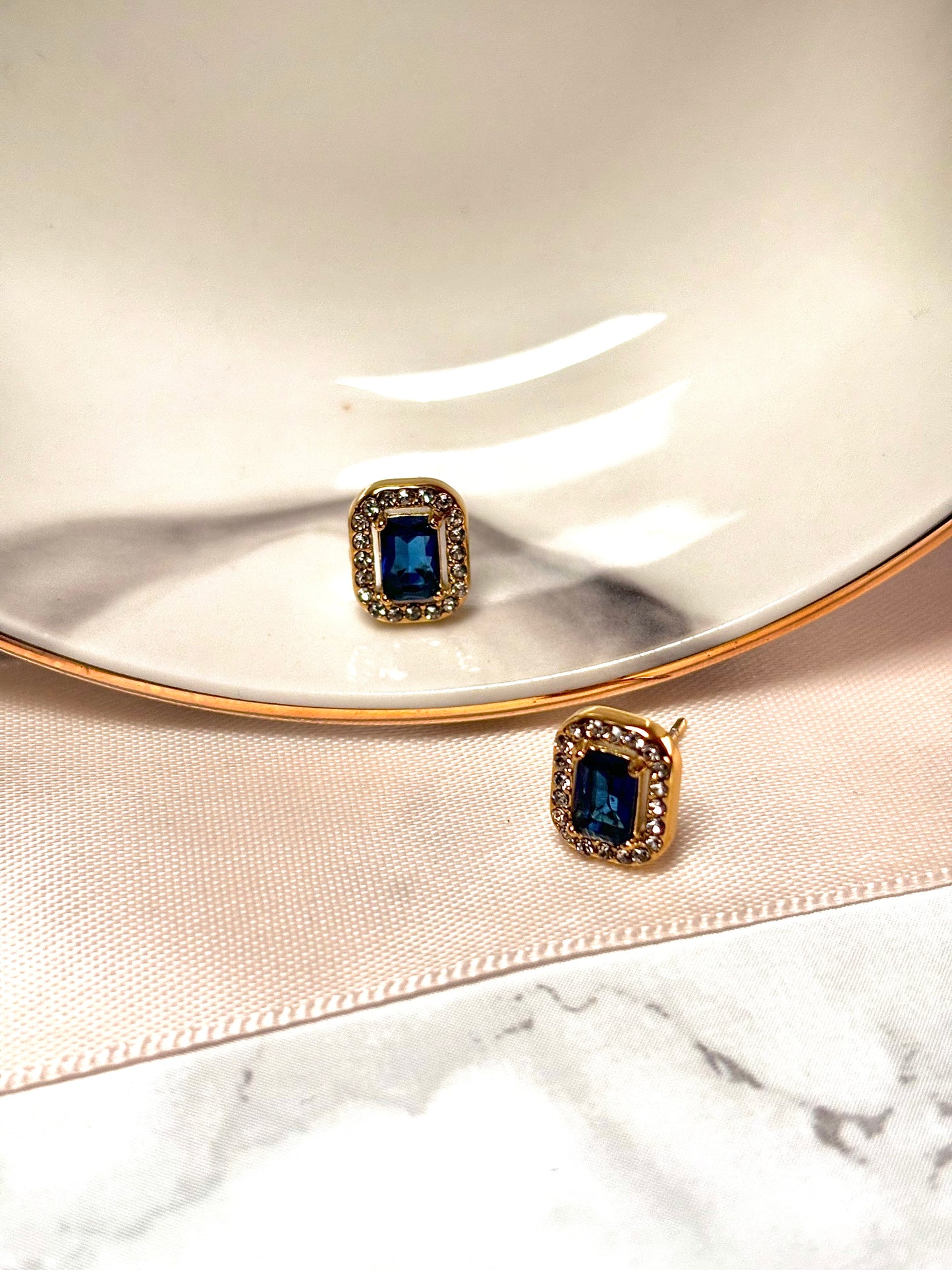 Boucle d’oreille puce cristal bleu et halo d'oxydes de zirconium