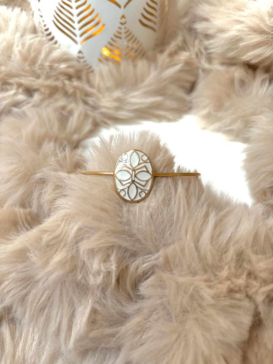 Bracelet doré et émail blanc