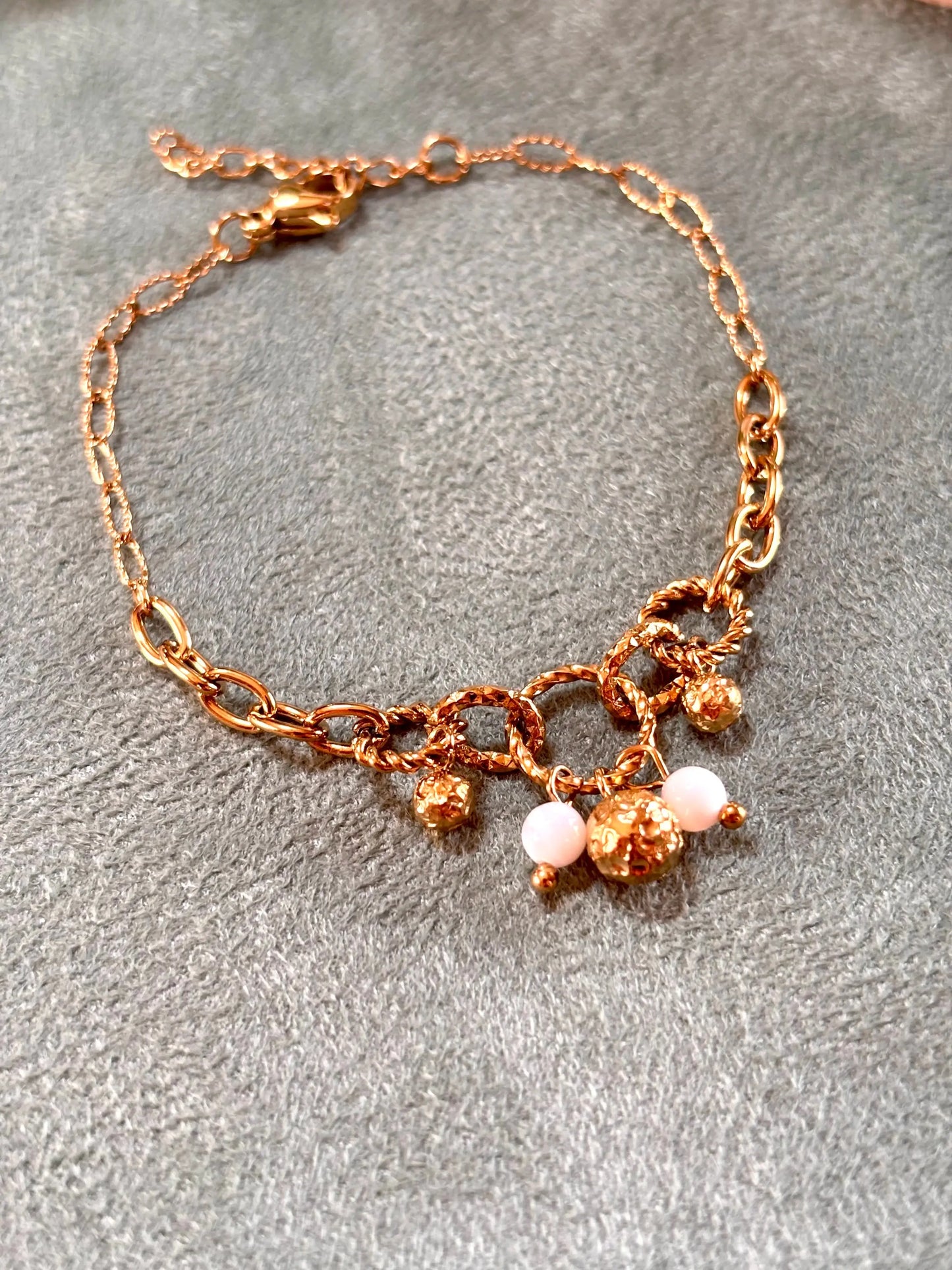 bracelet tendance en finition dorée, orné de perles dorés et blanche pour une touche d'élégance