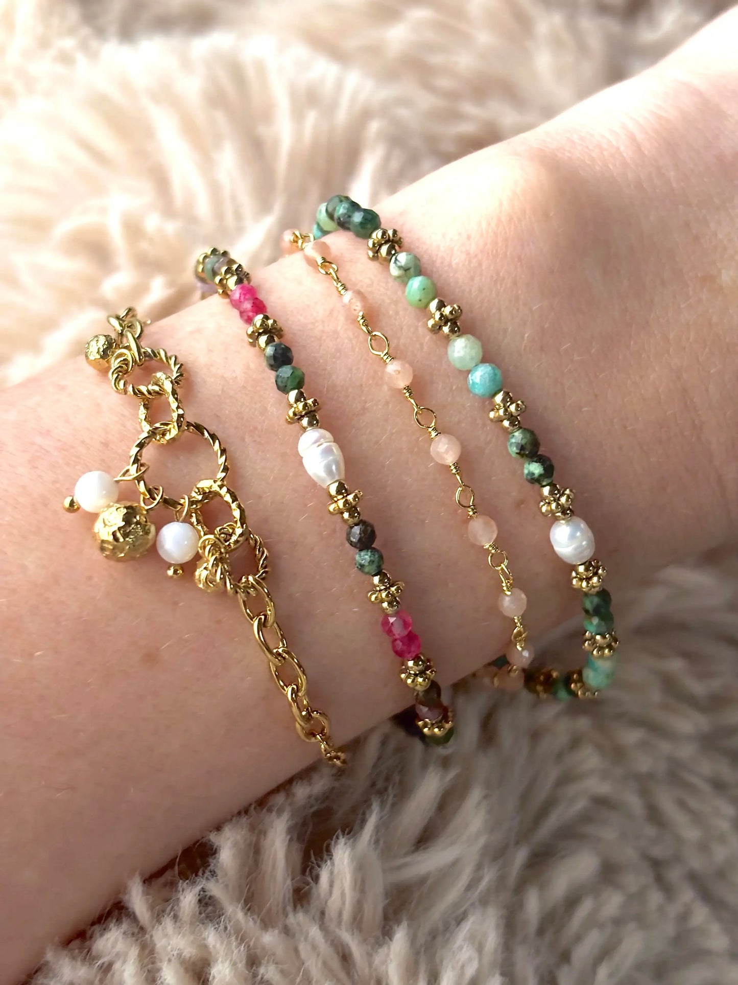 variétés de bracelets en acier inoxydable et pierres naturelles : tourmaline, turquoise africaine, pierre de soleil, perles d'eau douce