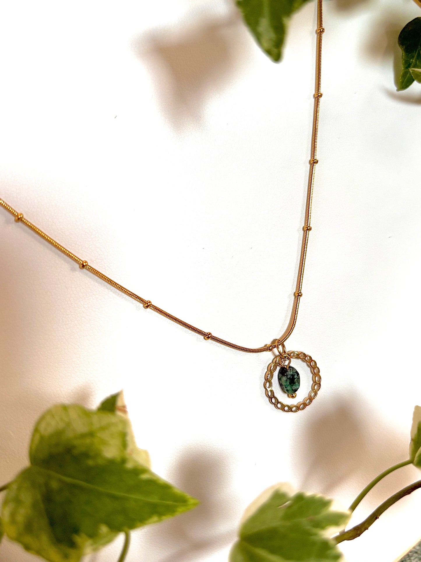 collier avec pierre naturelle