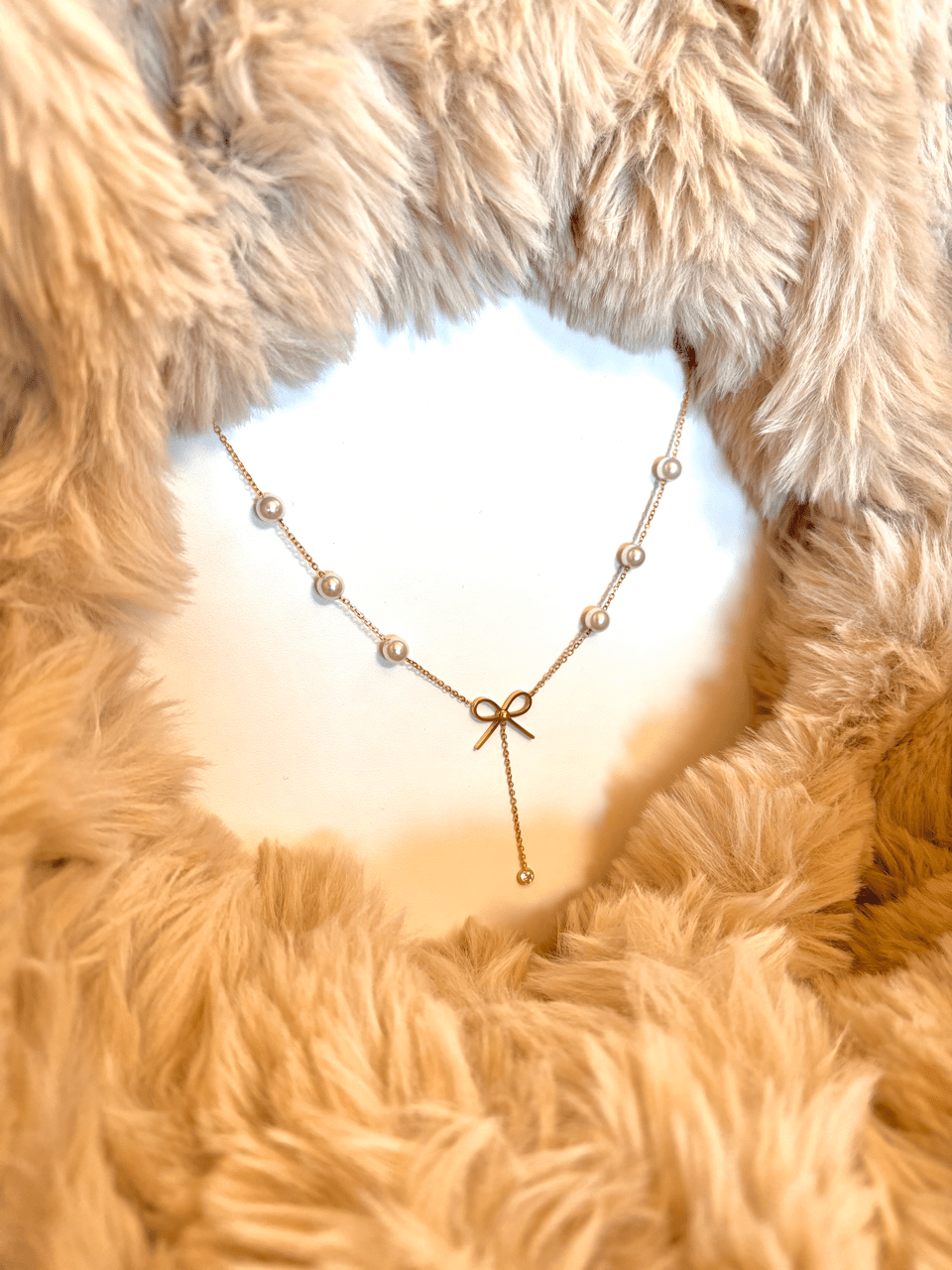 Collier à chaine fine avec perles blanches
