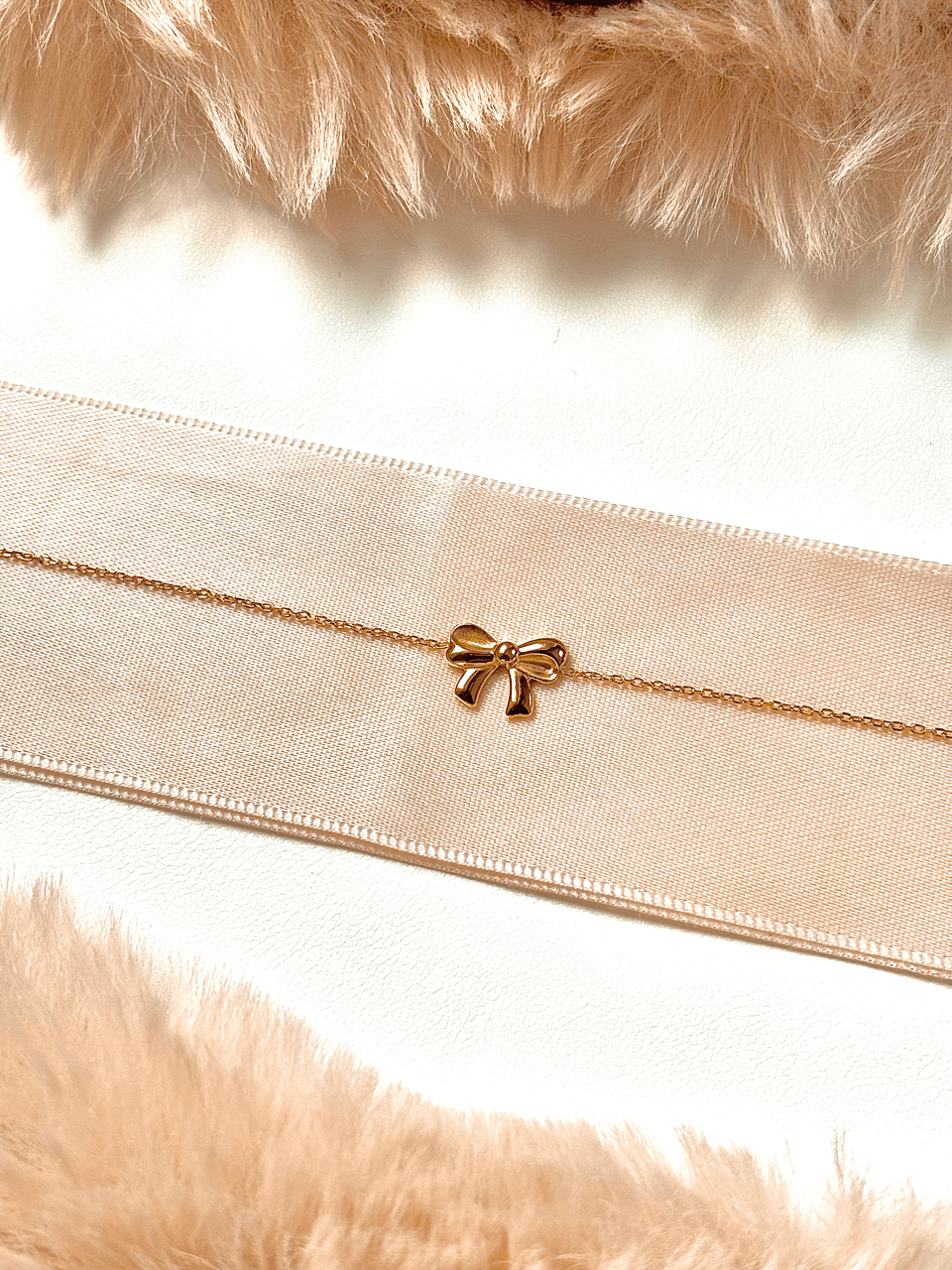 bracelet avec un noeud papillon central