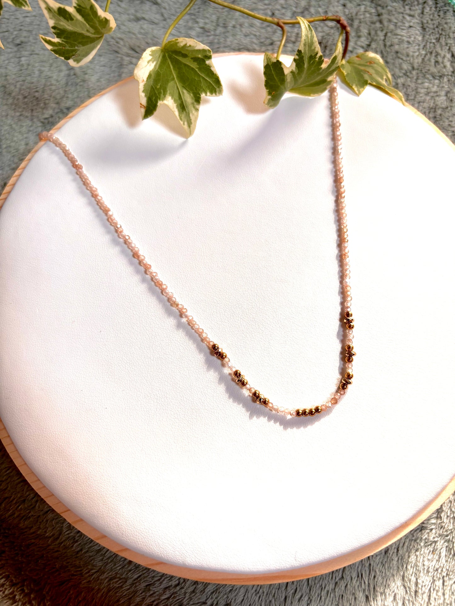 collier perlé coloris nude