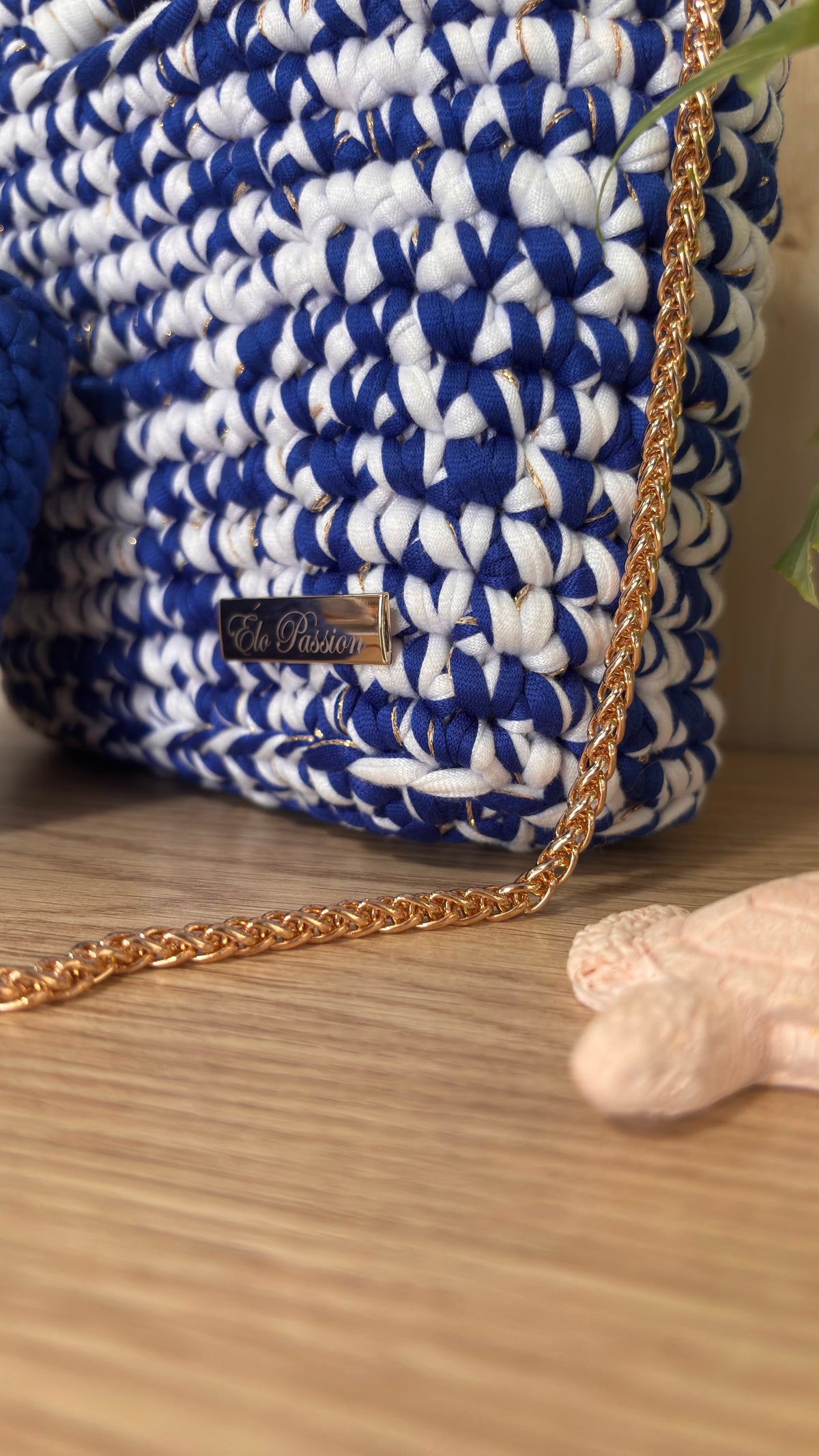 Détail du sac MILA au crochet bleu et blanc fait main