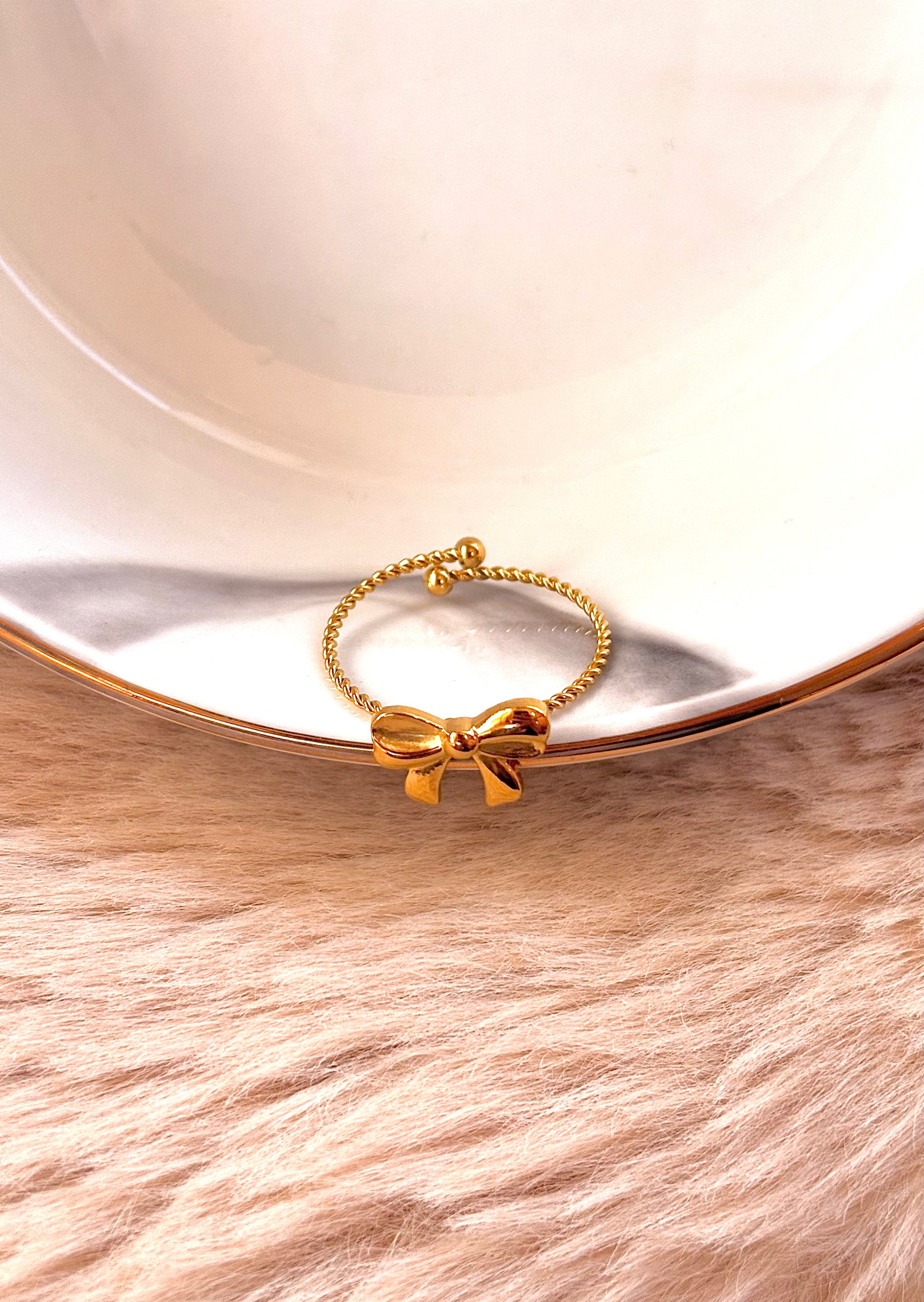 Bague avec un fin anneau torsadé