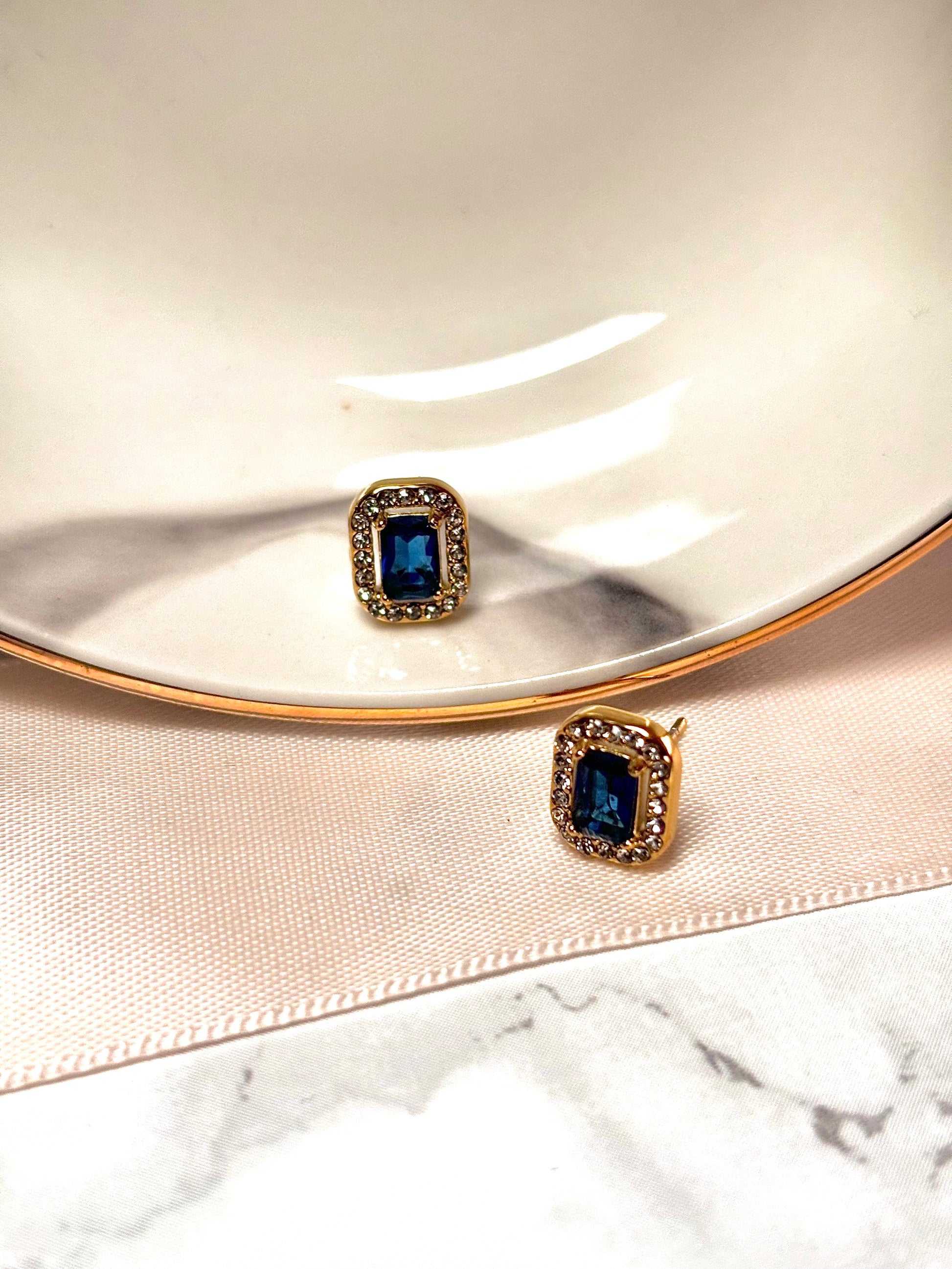 Boucle d’oreille puce cristal bleu et halo d'oxydes de zirconium