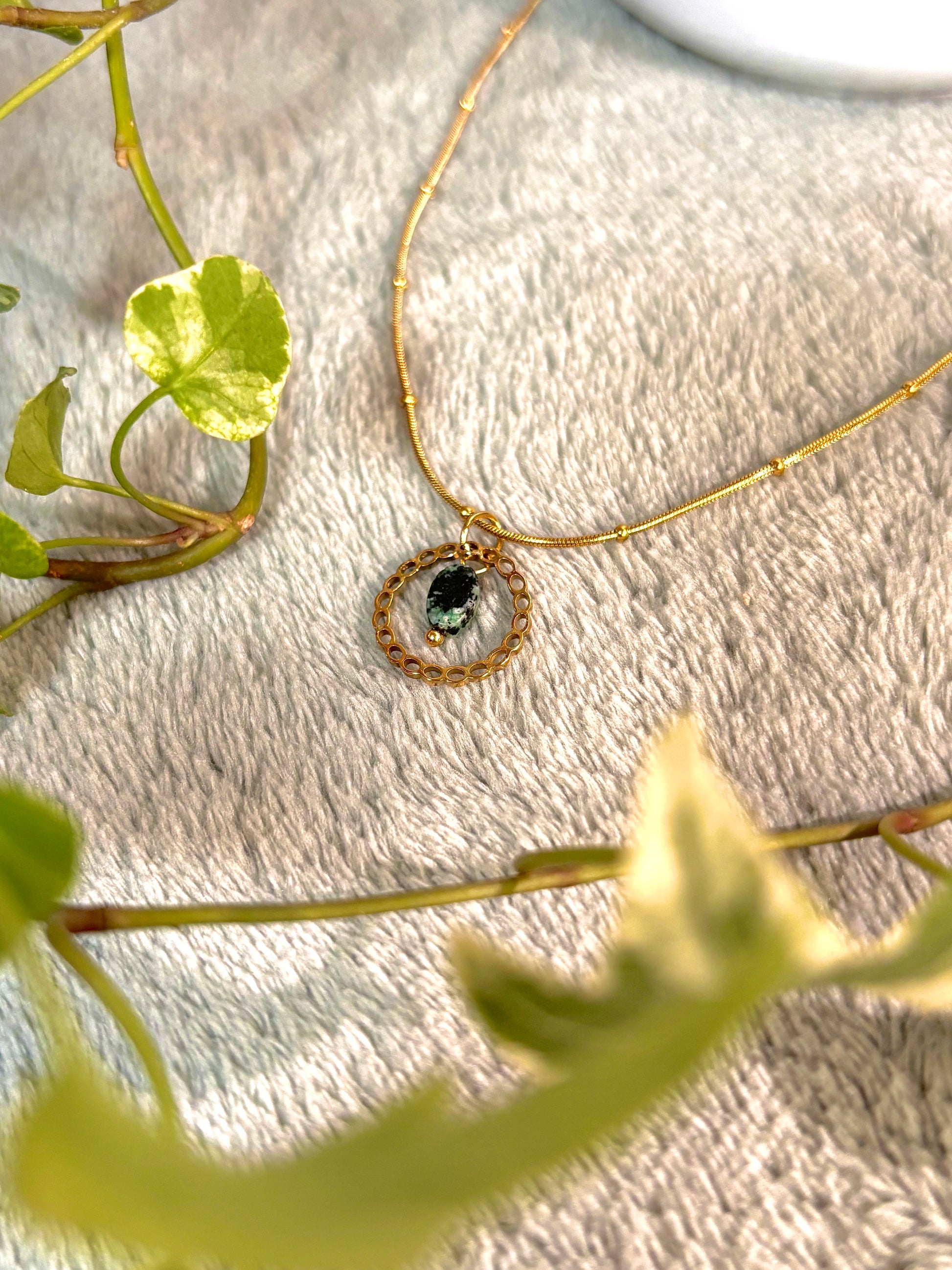 collier avec pendentif pierre naturelle