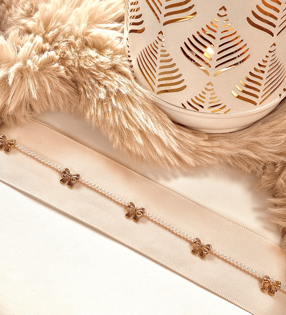 Collier avec noeuds papillons dorés 