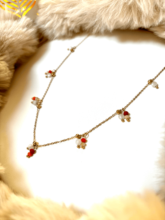 collier breloques coloris corail