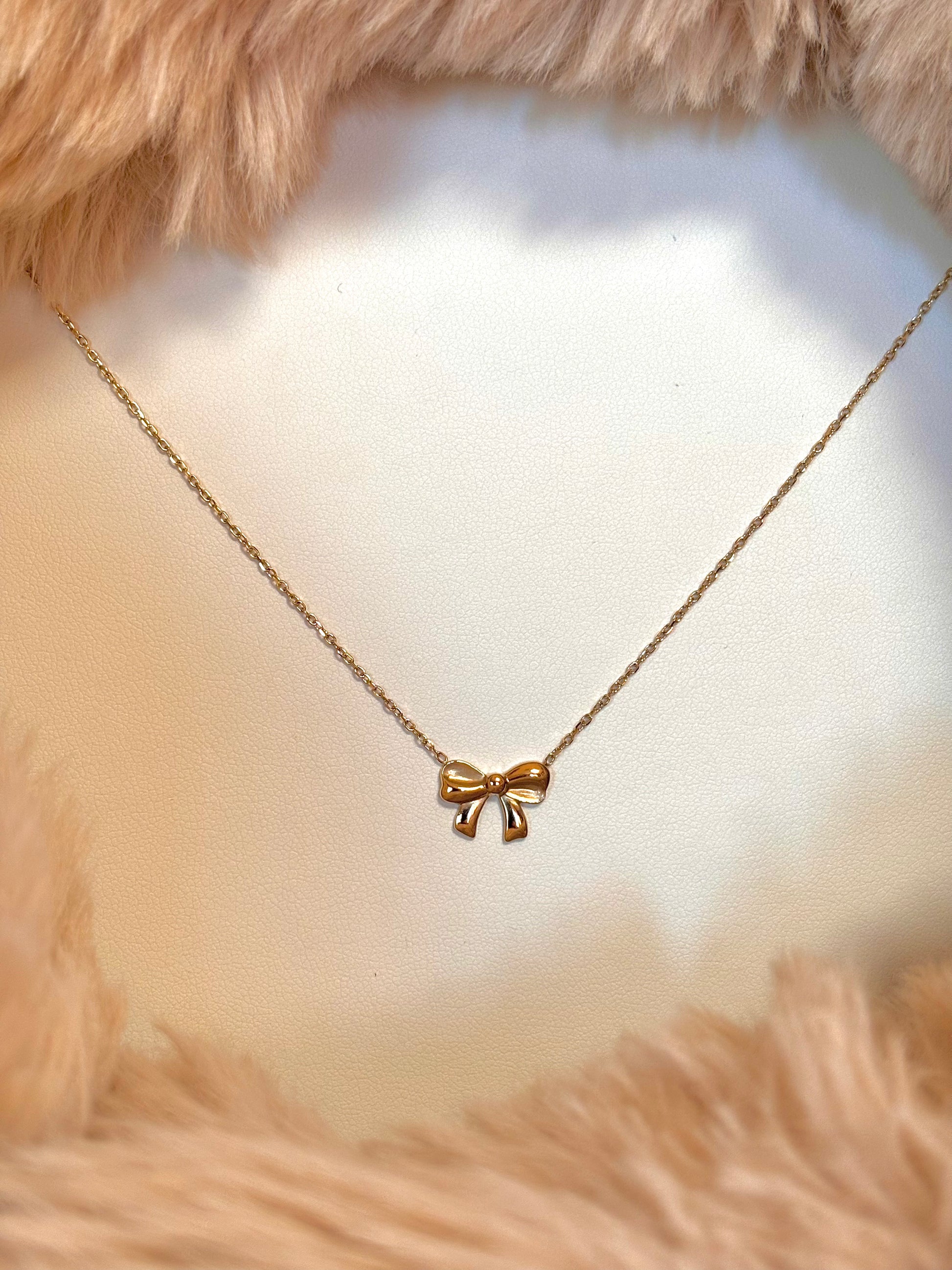 Collier avec noeud papillon central