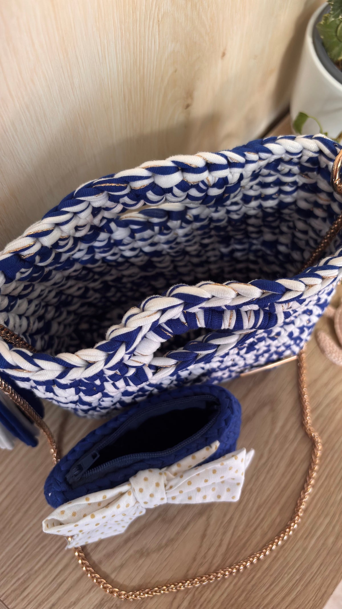 Sac au crochet MILA bleu et blanc ouvert avec porte-monnaie assorti