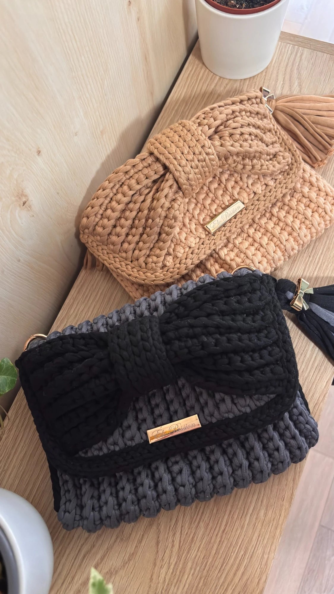 Sacs au crochet NOÉLIA bicolores gris et noir et sable et caramel