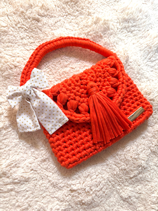 Sac au crochet artisanal avec noeud papillon en tissu