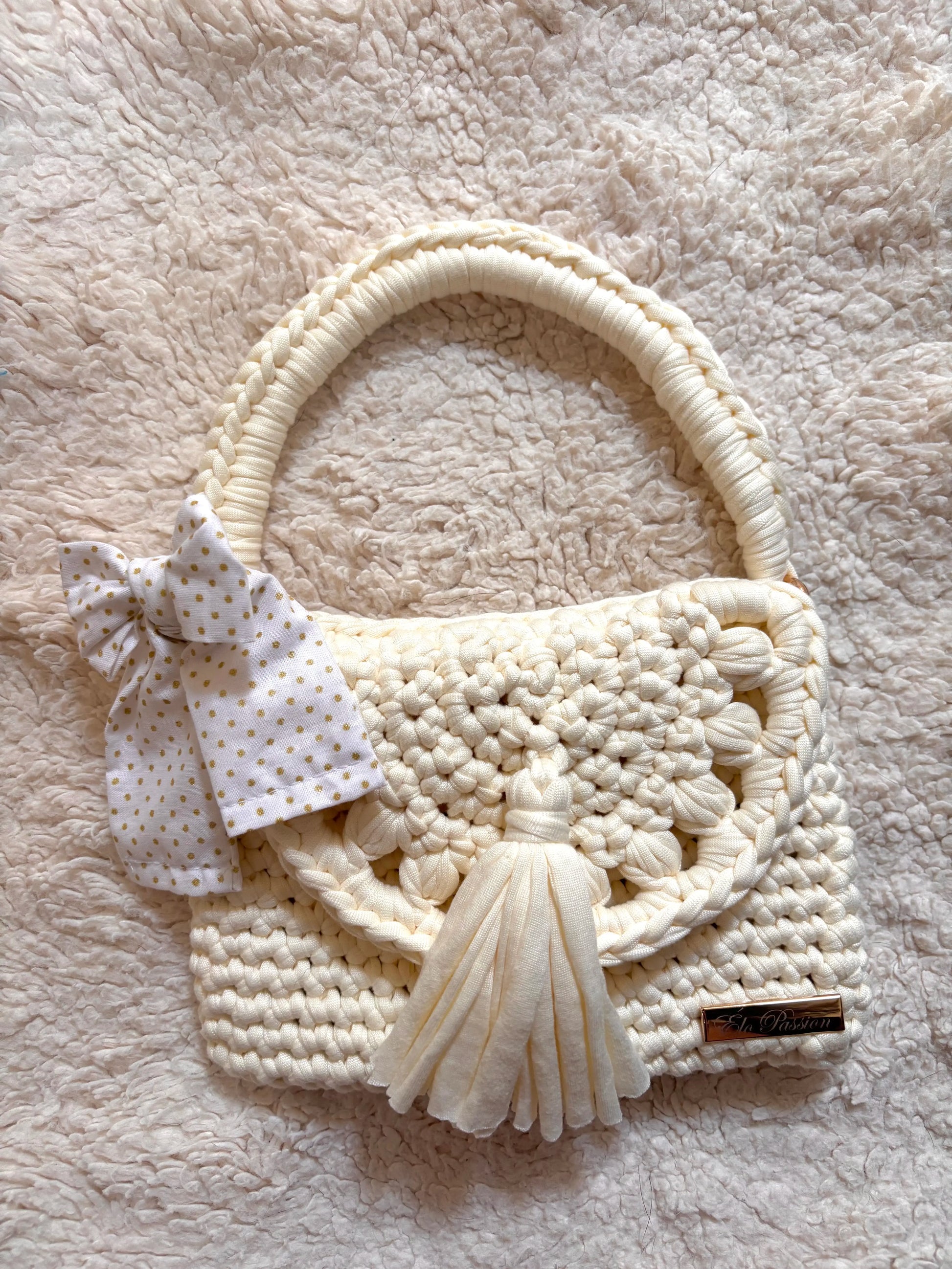 Sac au crochet avec noeud papillon et pompon